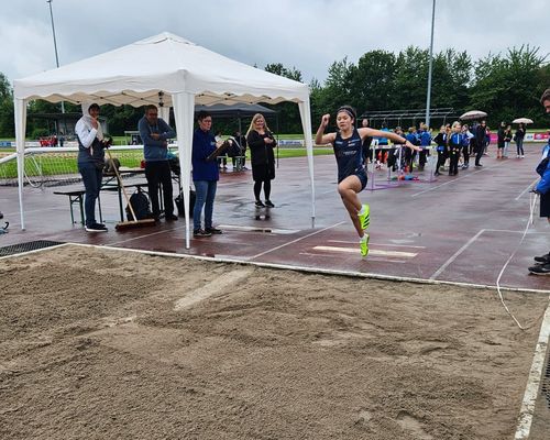 Mit 4,31 Metern sprang Su-Linh Henkes vom LC Olympia Lorsch in der Altersklasse U12 deutlich weiter als der Rest des Feldes. (Foto: Kerstin Sonnabend)