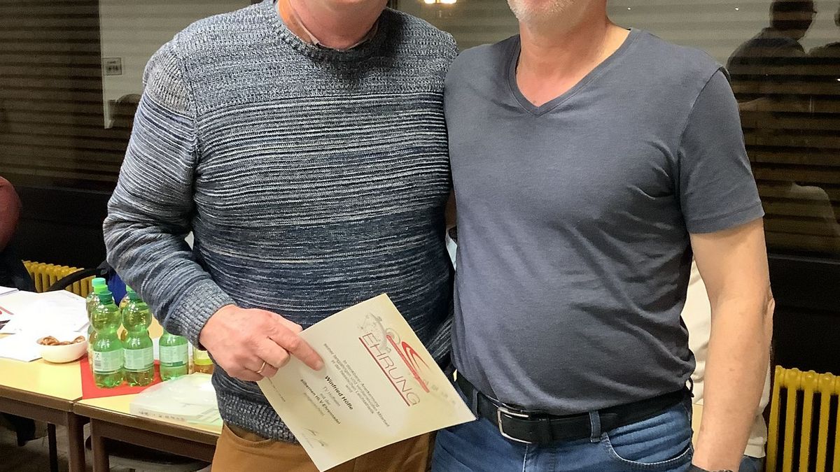 Für sein langjähriges Engagement wurde Winfried Höfle (links) vom TV Hofheim mit der Silbernen Ehrennadel des Hessischen Leichtathletikverbands durch Roland Münchenbach ausgezeichnet.