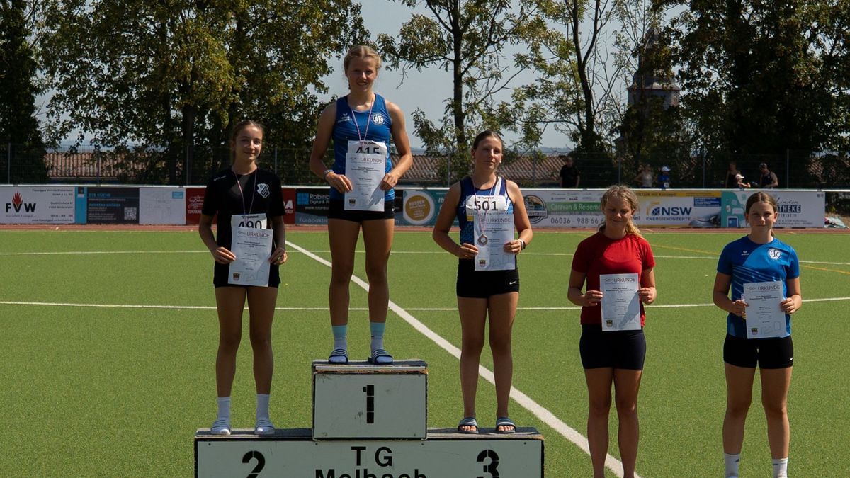 Siegerehrung im Dreikampf der W13 (v.l.): 2. Eleonora Stoiko (Rendel), 1. Sarah Pompetzki (Bad Nauheim), 3. Maja Krawczyk (Altenstadt). 