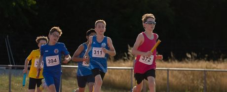 Henry Müller (394) und der TSV Friedberg-Fauerbach laufen in der mU14 auf Rang zwei knapp vor dem LSC Bad Nauheim, hier rechts Samuel Beermann.