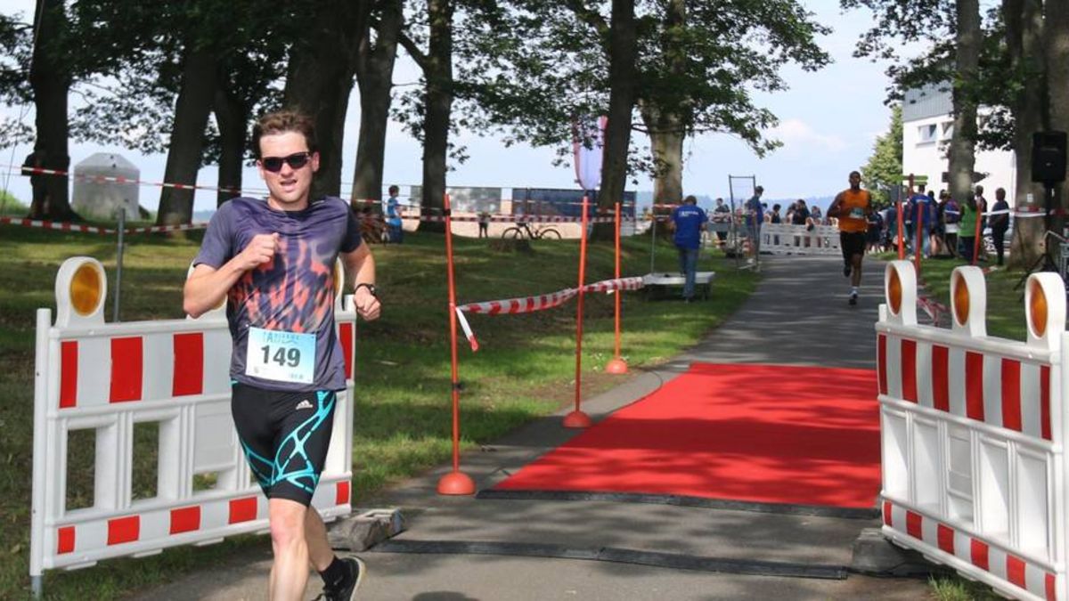 Dynamisch durchs Ziel: Peter Hoffmann (Triathlon-Team Eltville) war einer der 219 Starter des ersten Rothenberger Panoramalaufs. (Foto: Thomas Wilken)