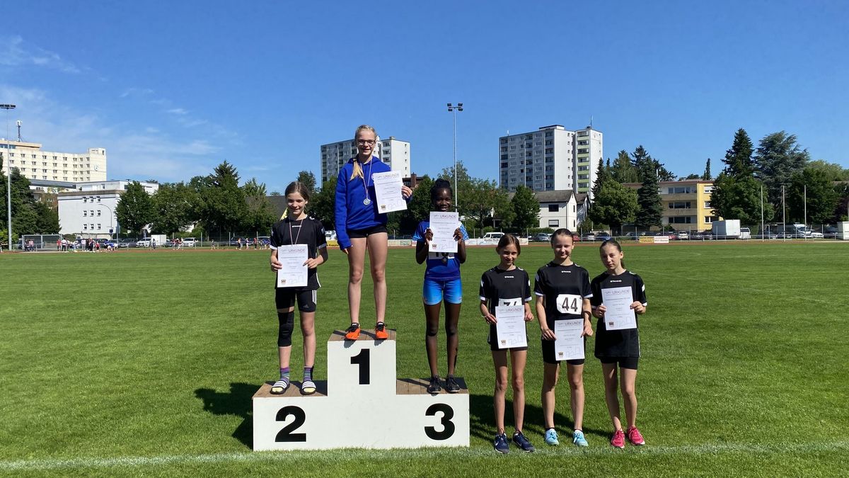 W12, 60 Meter Hürden (v.l.): Luise Spindler (Rendel), Paula Baldauf (Friedberg-Fauerbach), Eileen Namala Nakabugo (Altenstadt). 