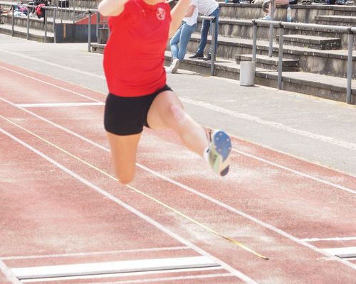 Henrici mit erstem Fünf-Meter-Sprung Nordhessenmeisterin