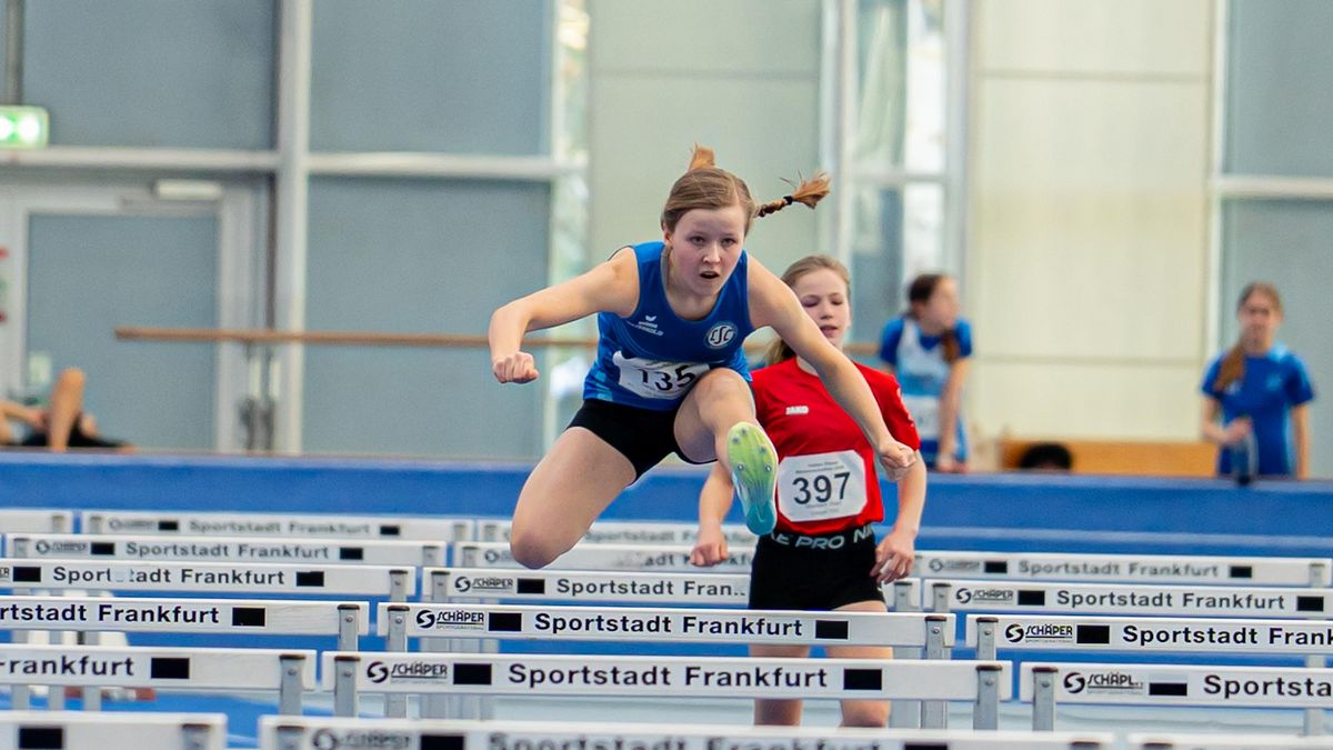 Sarah Pompetzki über die Hürden. 