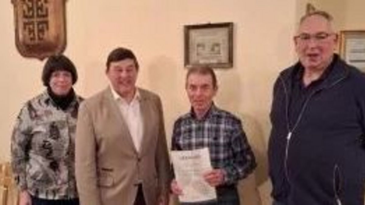 Armin Schlepper bei seiner Ehrung (v. l. Sabine Reichert, Dirk Guentherodt, Armin Schlepper, Stefan Wellenhöfer)