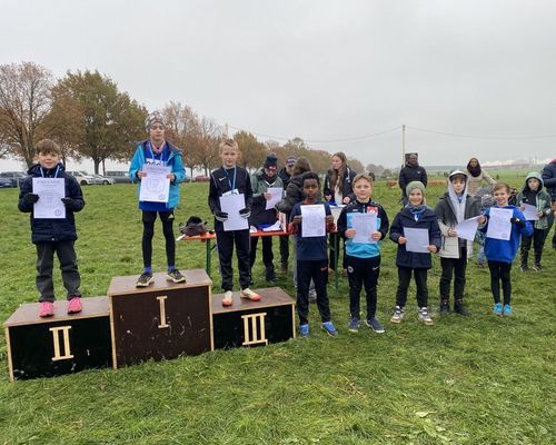 Siegerehrung in der M9 mit dem Podium (v.l.) 2. Lejan Kreuter (VfL Altenstadt), 1. Jonas Rößler (LSC Bad Nauheim), Raik Henzler (VfL Altenstadt). 