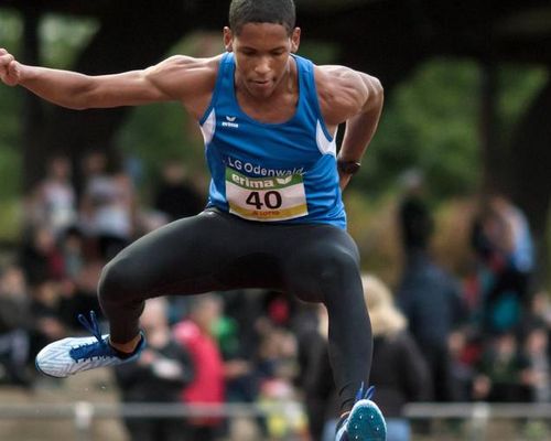 Patrick Lorenz zeigt der Konkurrenz die Hacken bei den hessichen Hindernismeisterschaften