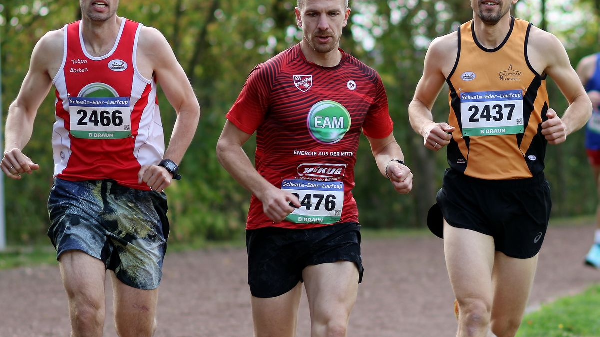 Auf der Stadionrunde noch einträchtig nebeneinander (von links) Martin Herbold (TuSpo Borken/2466), Simon Jakob (KSV Baunatal/ 2476) und Tom Ring (Laufteam Kassel/2437). 