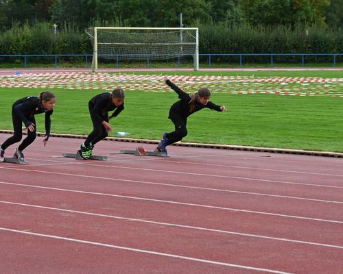 Ab geht die Post: Im 50-Meter-Sprint zeigte Anne Lenya Knapp (rechts) bei der U12 mit 7,9 Sekunden eine tolle Einzelleistung. Foto: Kerstin Sonnabend.