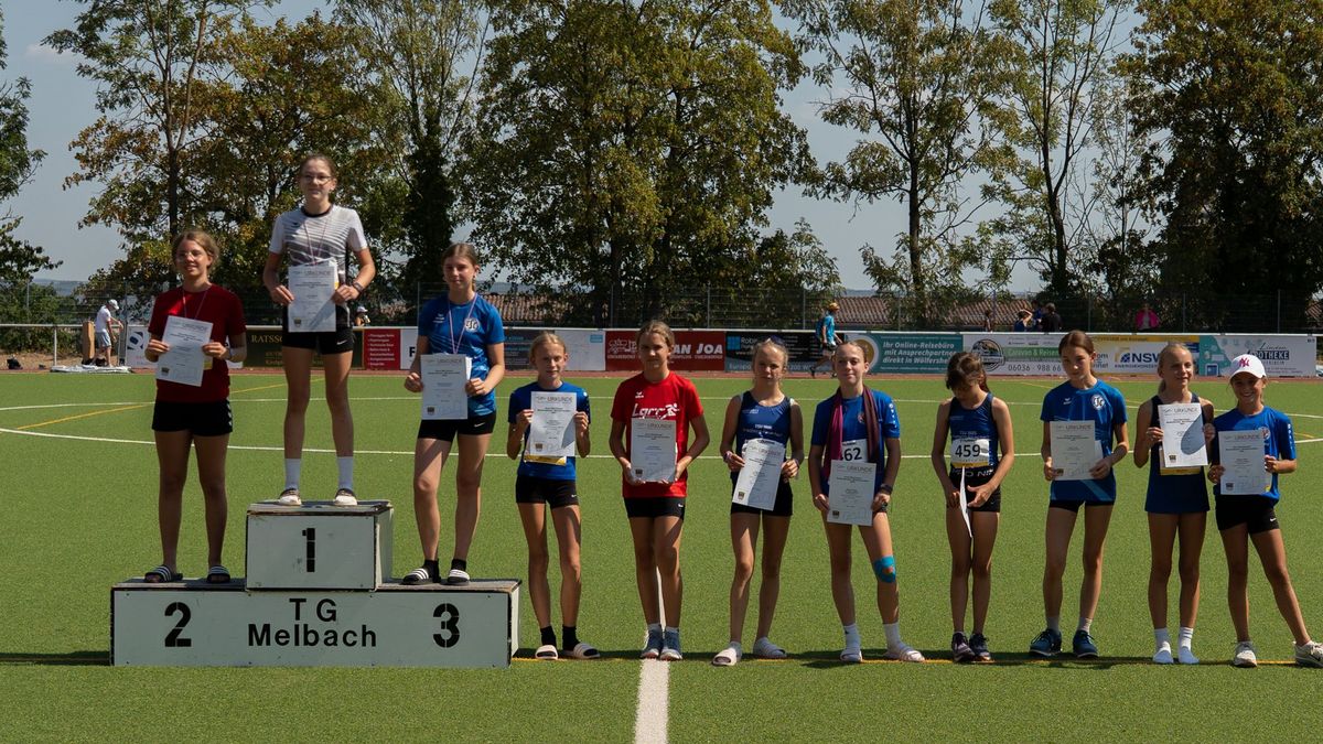 Siegerehrung im Dreikampf der W12 (v.l.): 2. Franziska Frank (Nieder-Weisel), Lilly Wagner (Rendel), Theresa Carstens (Bad Nauheim). 