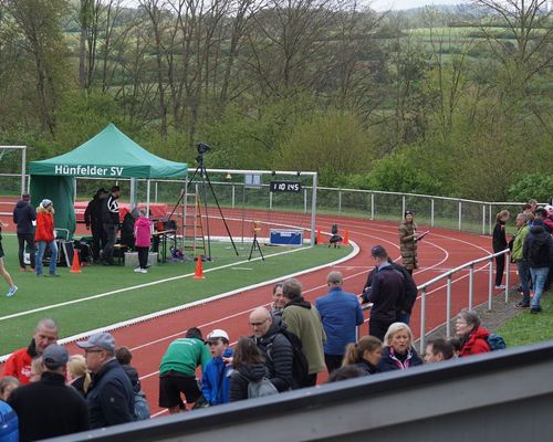 Für einen Tag hat das Herz der Hessischen Leichtathletik in Hünfeld geschlagen! Felix Veith holt nach der Hessischen Meisterschaft im Straßenlauf auch die Hessische Meisterschaft Langstrecke! Die U16-Mädel-Staffeln zeigen was sie können!