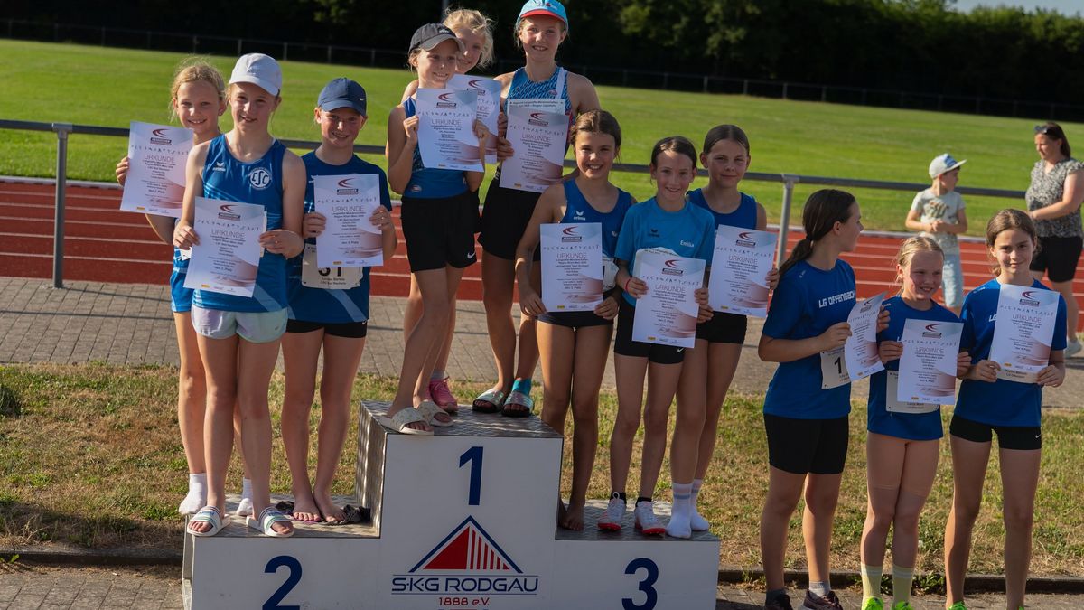 Siegerehrung in der wU12 mit (v.l.) dem LSC Bad Nauheim (2.), VfL Altenstadt (1.) und dem Leichtathletik Team Butzbach. 