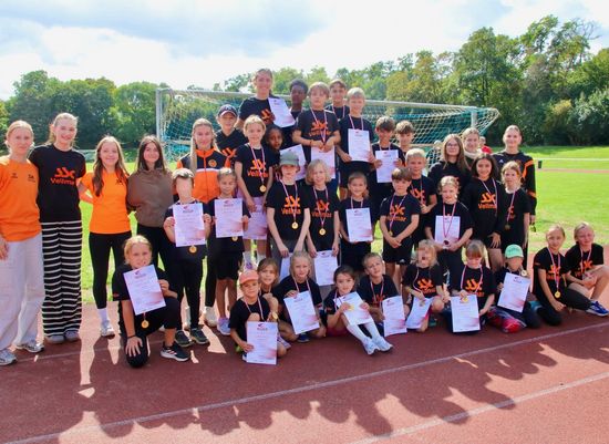 Gemeinsam laufen, springen und werfen – Kinderleichtathletik begeistert bei den Kreismeisterschaften in Kassel