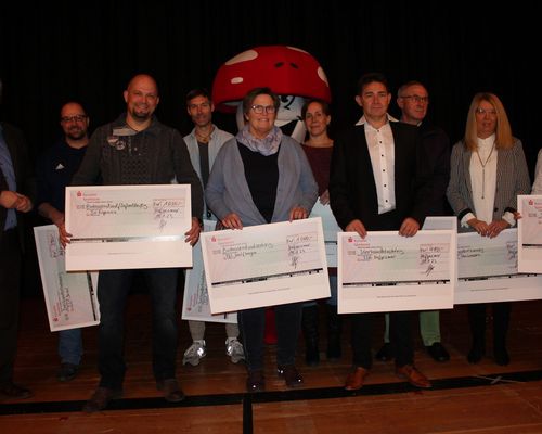 Knappes Rennen um Team-Trophäe im Sparkassen Grand Prix