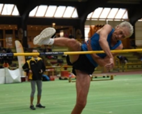 Straddle-Altmeister Thomas Zacharias springt in Stadtallendorf deutsche M70-Bestleistung