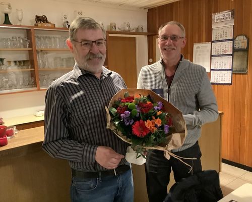 Erhard Schäfer (links) wird künftig als Ehrenvorsitzender des Leichtathletikkreis Bergstraße das Vorstandsteam um den ersten Vorsitzenden Roland Münchenbach (rechts) unterstützen. (Foto: Kerstin Sonnabend)
