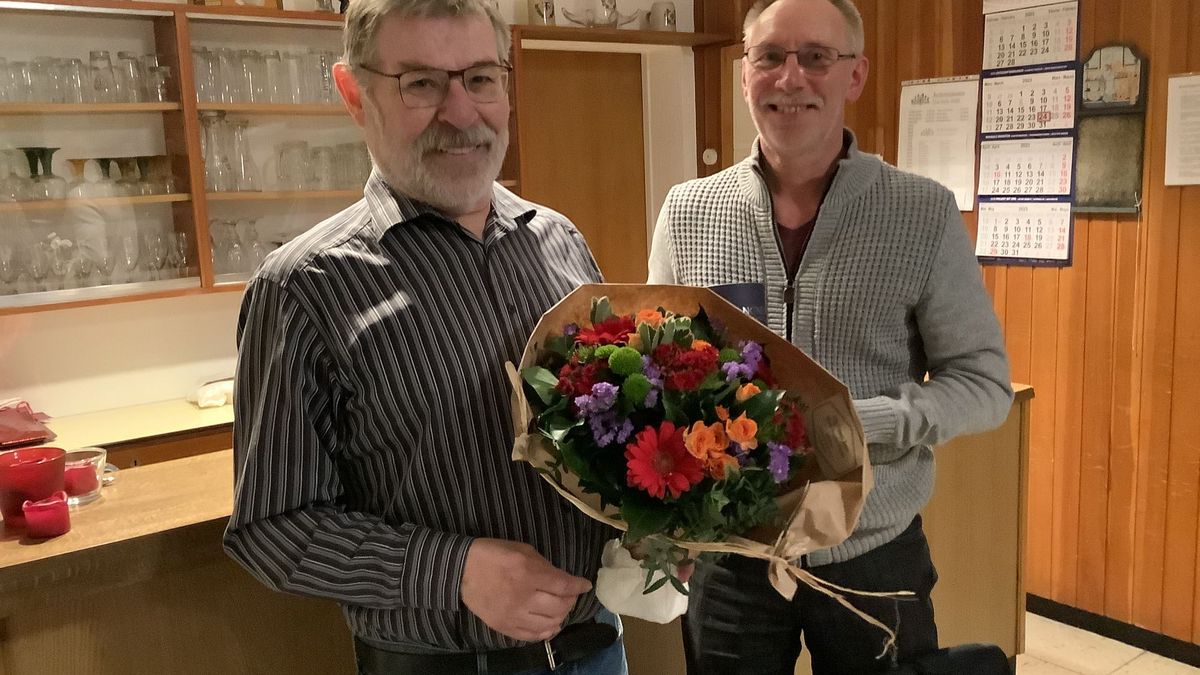 Erhard Schäfer (links) wird künftig als Ehrenvorsitzender des Leichtathletikkreis Bergstraße das Vorstandsteam um den ersten Vorsitzenden Roland Münchenbach (rechts) unterstützen. (Foto: Kerstin Sonnabend)