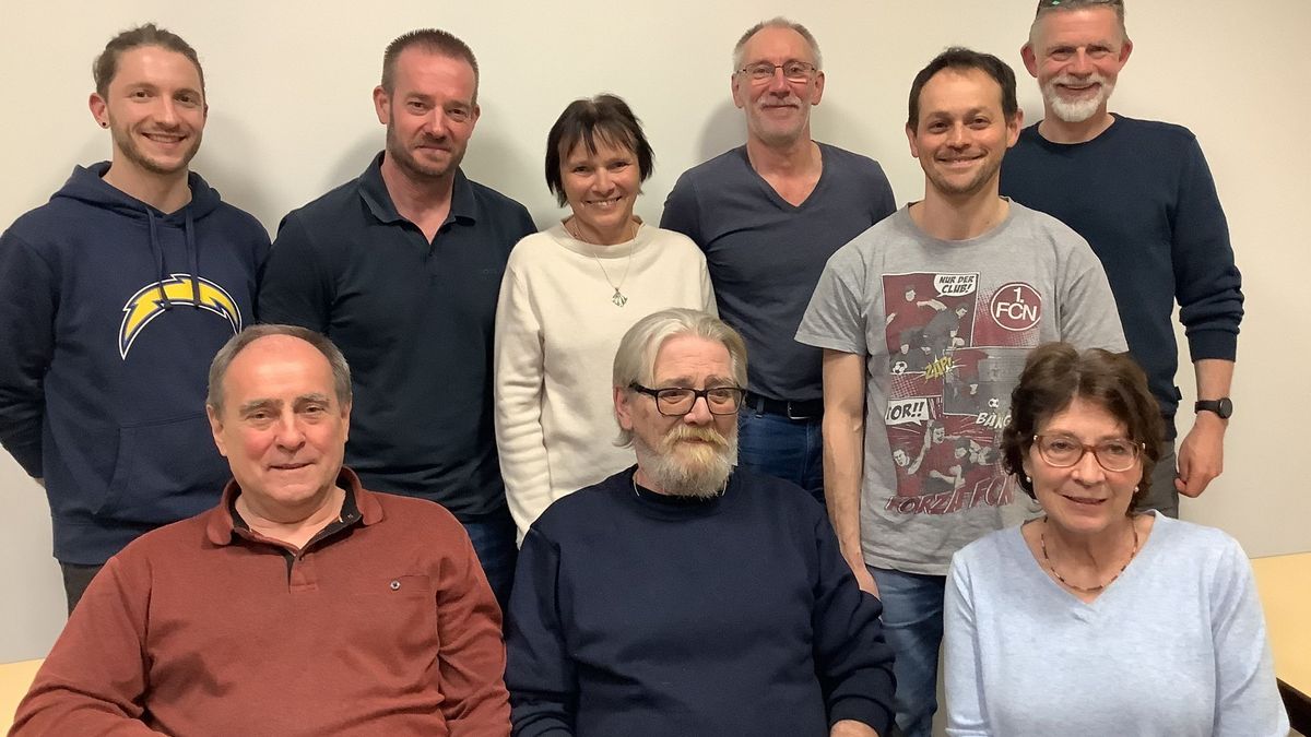 Das Vorstandsteam des Leichtathletik-Kreis Bergstraße: (stehend von links) Fabian Köhlert, Tobias Schlögel, Anja Hartmann, Roland Münchenbach, Michael Borger und Frank Köhlert sowie (sitzend von links) Peter Purdack, Günther Philippi und Ulrike Becker. Es fehlen Caren und Marion Münchenbach sowie Kerstin Sonnabend.