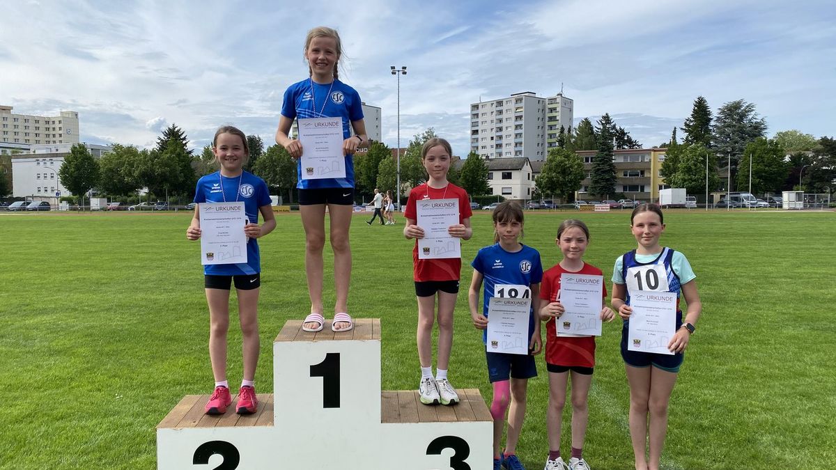 W11, 800 Meter (v.l.): Finja Bartels, Sarah Pompetzki (beide Bad Nauheim), Rebekka Trautmann (Rosbach-Rodheim).  