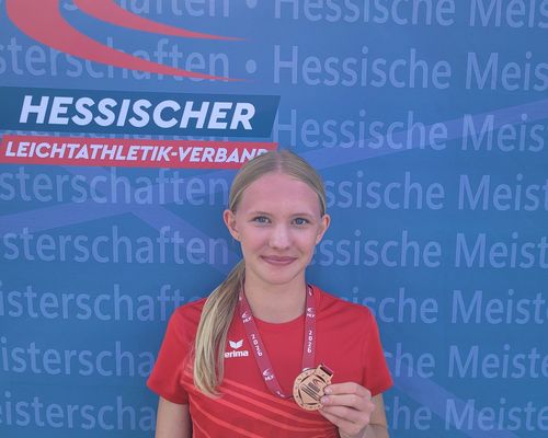 Vier Athleten feiern Bronzegewinnn