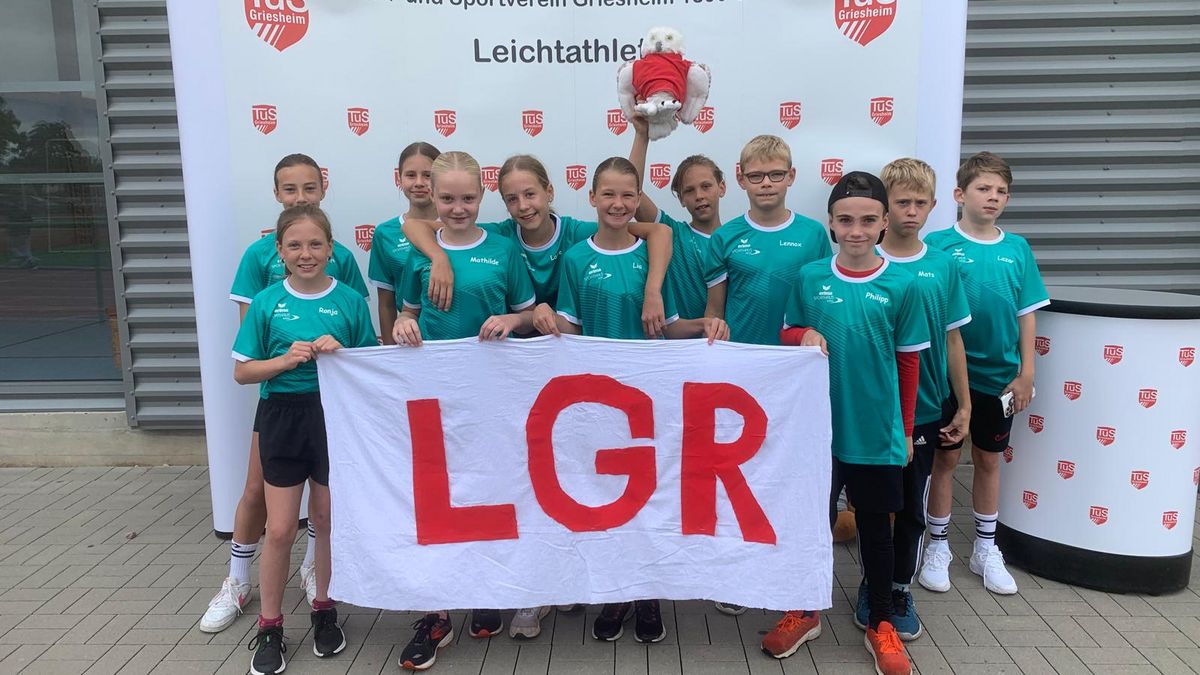 Ronja Matthaei (von links), Soraya Sogojeva, Matilda Vialon, Mathilde Schwarz, Lotte Thiemann, Lia Wagner, Emil Mordmüller, Lennox Dörrbaum, Philipp Kämmerer, Mats Klinge und Lazar Stol (Foto Michaela Kraus-Hennemann)
