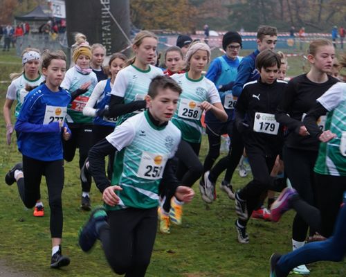 21 Hünfelder Leichtathleten beim Darmstadt-Cross – Clara Weber und Joelina Cean auf Platz „1“