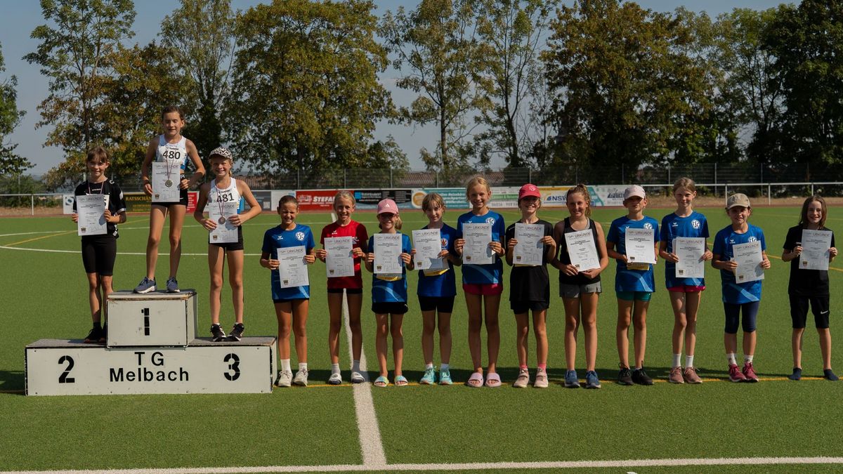 Siegerehrung im Dreikampf der W10 (v.l.): 2. Emma Göstemeyer (Rendel), 1. Betty Burger, 3. Elli Freitag (beide Echzell).