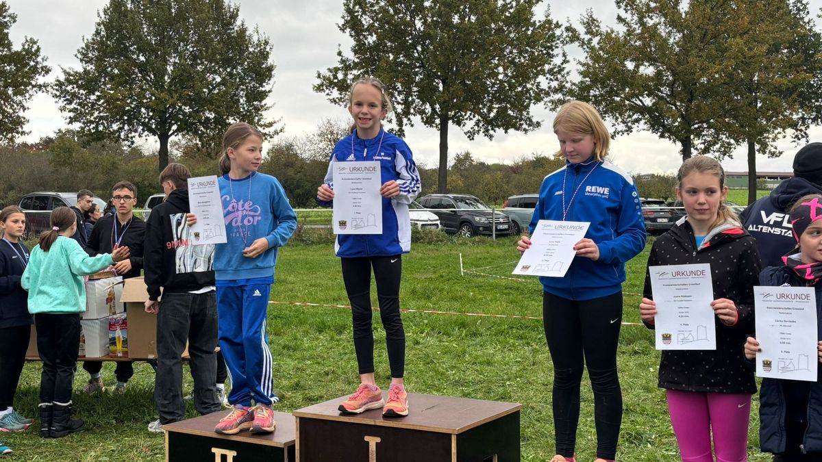 Kreismeisterschafts-Siegerehrung in der W10 mit Siegerin Lana Wiener (M.). Links Vereinskollegin Marie Weingärtner (2.), Dritte wird Lena Theiß vom VfL Altenstadt.