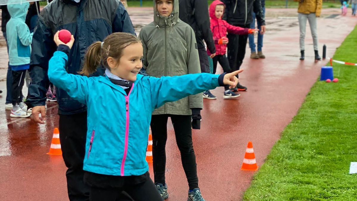 Trotz Dauerregen hatten die Kinder der U8 bei den Kreismeisterschaften in Lampertheim Spaß bei der Sache. Foto: Kerstin Sonnabend.
